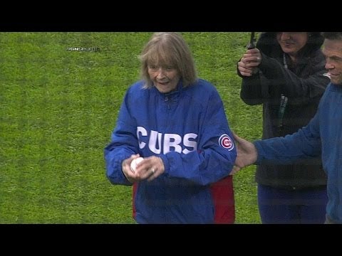 MIL@CHC: Babe Ruth's daughter throws first pitch
