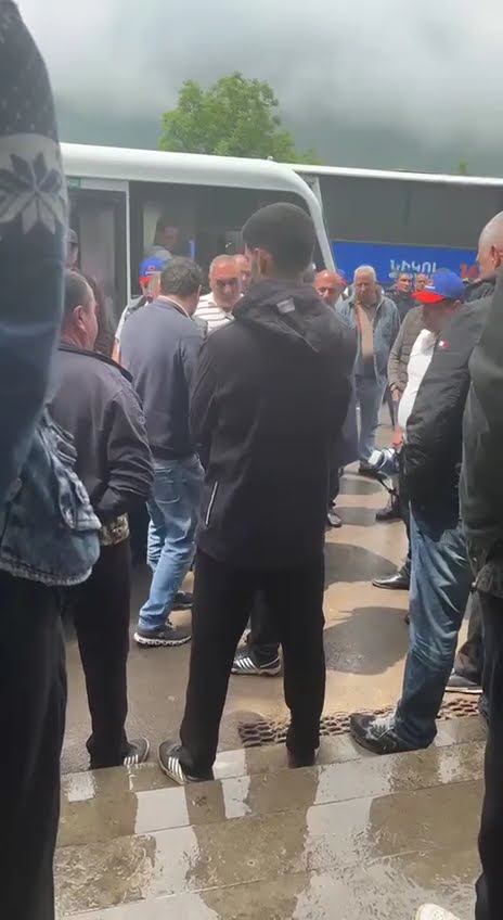 «Ներողությունը ո՞րն ա. էս երկիրը կորցրել ենք, ասում ա` ներողություն». Երեւանի բնակիչը՝ ՔՊ–ականներին