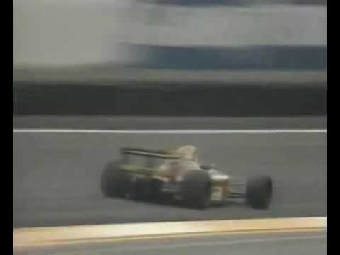 Mansell rebasa a Berger en la curva peraltada GP de México 1990