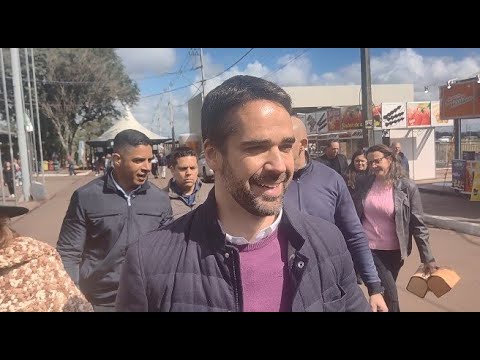 Governador Eduardo Leite concede entrevista coletiva após abertura oficial do Hortigranjeiros.
