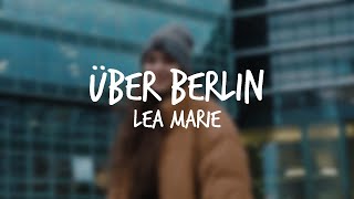 Kadr z teledysku Über Berlin tekst piosenki Lea Marie