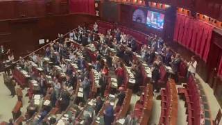 Applausi delle opposizioni alla Camera dopo la bocciatura dell'emendamento sulle preferenza alla ...
