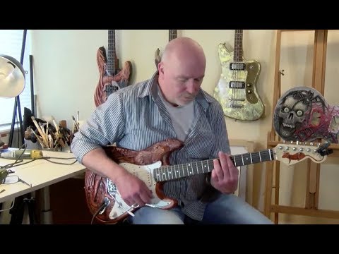 Gitarren-Carving: Künstler aus Hameln schnitzt Rattenfänger-Geschichte in Instrument