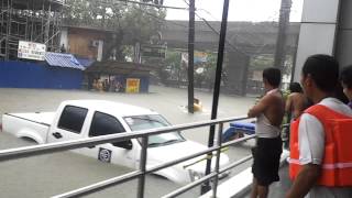 preview picture of video 'The filipino is worth diving for (flooding scenario on V.mapa near UERM)'