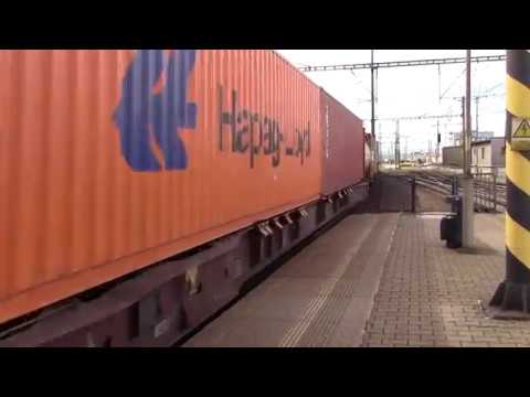 Nákladní vlak spolčnosti Metrans právě projíždí nádraží Libeň