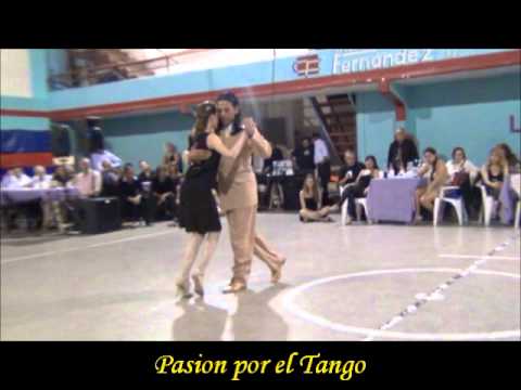 Rebecca O´Laoire y Nany Peralta bailando el tango ESTE ES TU TANGO en la Milonga EL PISOTON