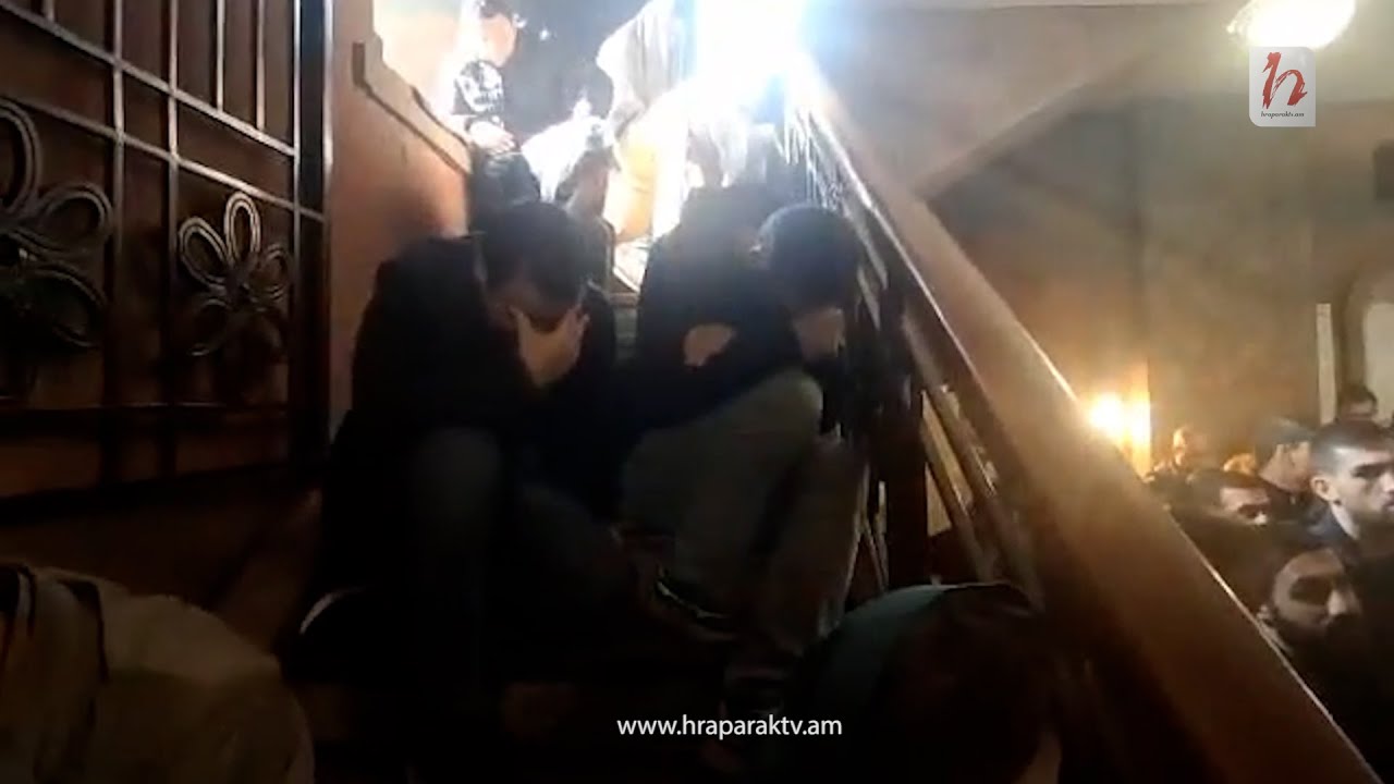 Նարեկ Կարապետյանը` աղոթելիս