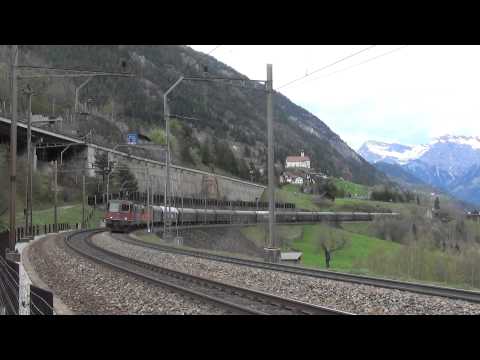 TRIPLA DI SBB. Re 4/4 CON CARRI MERCI TRANSITA NEL CURVONE A WASSEN. (CH) 25 - 4 - 2015.