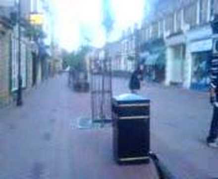 Maunz messing about in ossett wid cometry