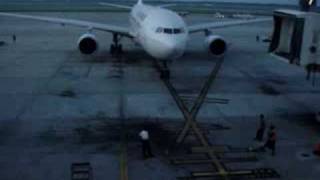 preview picture of video 'Air France A330 Parking at Houston IAH'