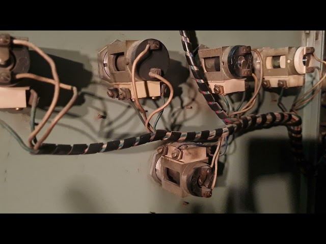 Vídeo relacionado con UISEBRT 2 piezas de suelo puente de cable para suelo, canal de cables, puente de manguera, modular, protección de cable de caucho, cubierta inferior con 2 canales, 100 x 24 x 5 cm, negro/amarillo