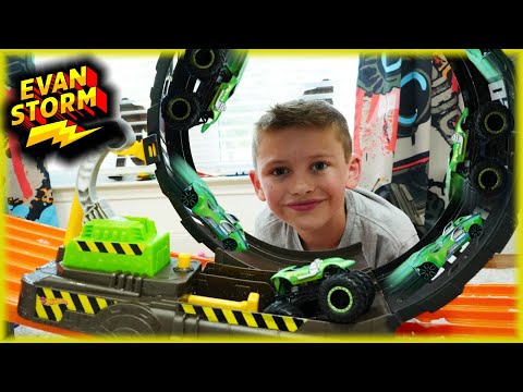 Hot Wheels Brother VS Sister Monster Trucks Epic Loop Challenge