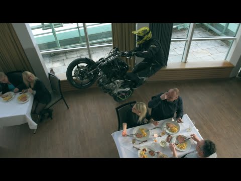 Losamol & Moped Csauth - Mit dem Stunt-Motorrad im Restaurant (my Skylounge Kempten)