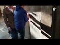 Thijs opent het graf van Michiel de Ruyter (Beelden: Thijs Meuldijk)