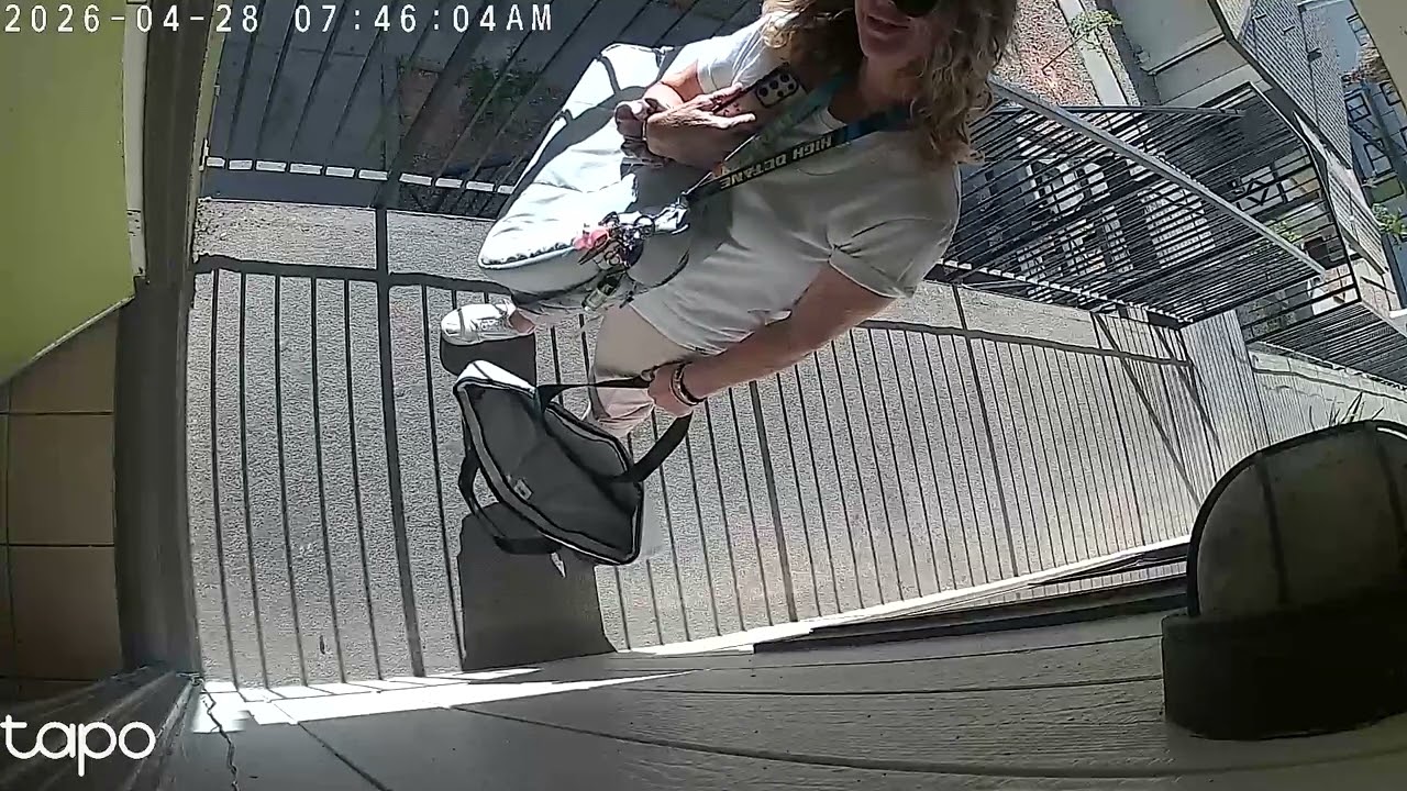 Delivery Driver Argues With Customer Over No Tip During Rush Hour || ViralHog
