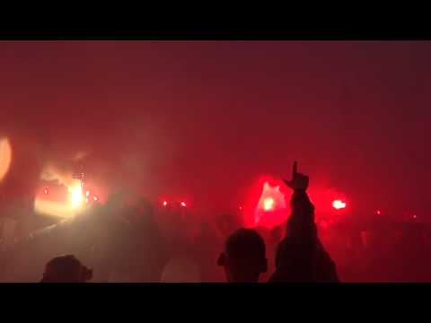 Piłkarze i kibice Legii świętują Mistrza Polski na Starówce.