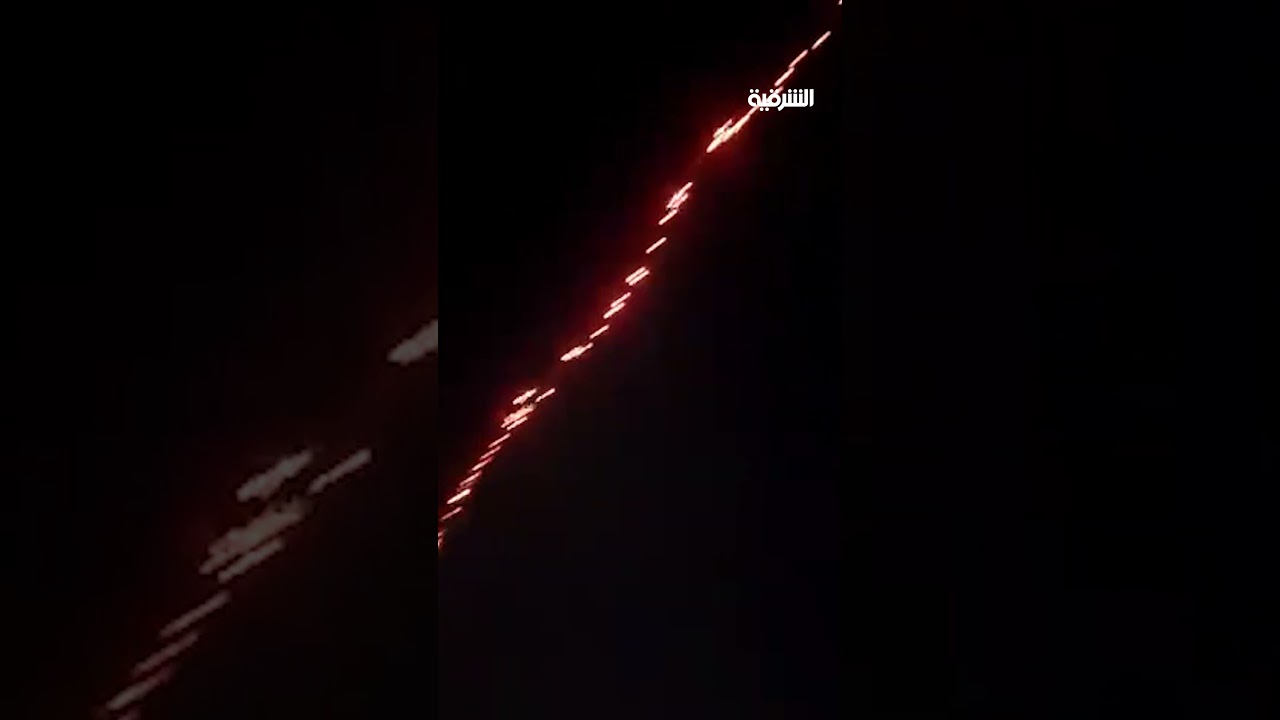 فيديو | مواجهة بين دفاعات السفارة الأميركية وطائرات مسيرة في سماء بغداد#الشرقية_نيوز