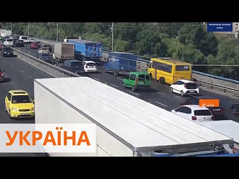 В Киеве у маршрутки на ходу отпала задняя ось с колесами — видео инцидента