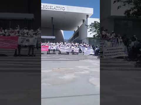 PROTESTAN JUBILADOS EN EL CONGRESO DEL ESTADO