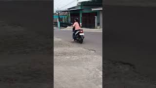 Download lagu Cewek cantik naik beat putih. #celebrity #cantikmanis #beat #hondabeat #hondabeatindonesia #shorts mp3