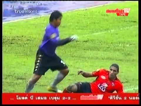 Golpe de Muay Thai em brasileiro no campeonato Tailandês de futebol