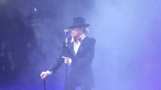 Gloria Trevi cama y mesa