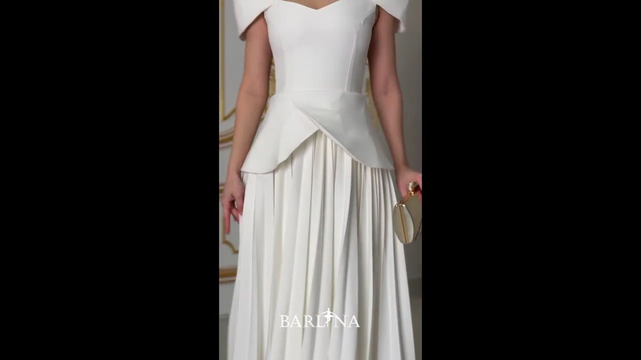Elegant dress with a pleated design and prominent sleeves - XXL - Black