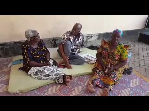 Rais Magufuli akiwa nyumbani kwao Chato na Mama Mzazi