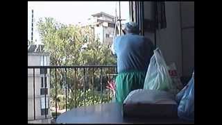 חבל על גלגלת להרמת מצרכים לקומה 4 (ידידנו היקר משה רצון ז"ל) - התמונה מוצגת ישירות מתוך אתר האינטרנט יוטיוב. זכויות היוצרים בתמונה שייכות ליוצרה. קישור קרדיט למקור התוכן נמצא בתוך דף הסרטון