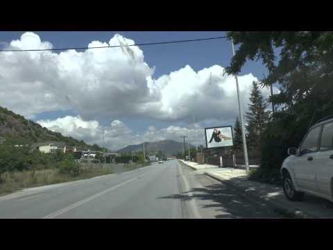 Меховые фабрики Кастории, как их видно из автомобиля