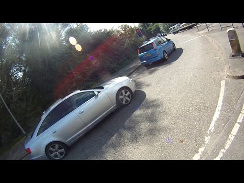 RE07UPW - Playing With Phone Whilst Driving