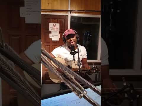 Emanuel Pinas live in de studio bij MC Burn. At 92 1 Beat Fm