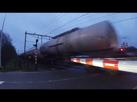 Spoorwegovergang Glimmen // Dutch Railroad Crossing