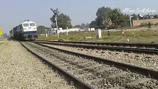 preview picture of video 'First LHB Run 13167 Kolkata-Agra Cantt Weekly Express Arriving At Kasganj Junction'