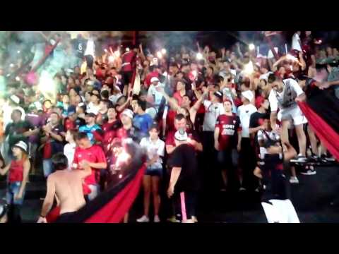 "Colon 0 - Independiente 2 - Los De Siempre Metiendo Fiesta Perdiendo 2 a 0 y La Gente Cantando" Barra: Los de Siempre • Club: Colón