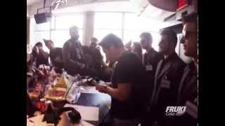 FRUKI Cola entrega o bolo illuminati - Pretinho Básico 8 anos