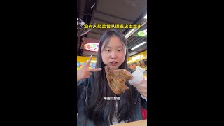 到底谁能笑着从理发店里走出来#大学生精神状态 #大学生在校日常 #理发前vs理发后 #太好吃了