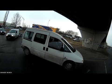 Mennek összevissza - They just drive how they can