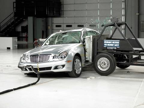 2007 Mercedes-Benz E-Class side IIHS crash test