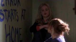 Отрывок из сериала "Клиент всегда мертв. 4 сезон". Клэр поет песню "I Need You So Much Closer"