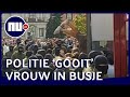 Belarussische politie 'gooit' vrouwen arrestatiebusje in | NU.nl