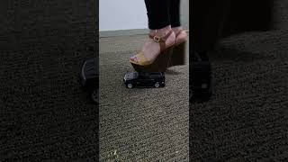 Download lagu Toy car crush in Wedges #crushexperiment #crushingtime #asmrcrush #toycarcrush mp3