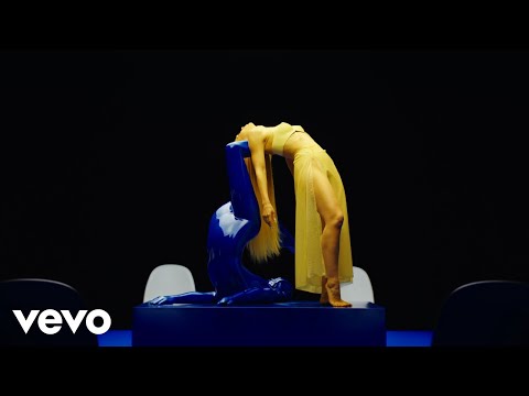 Agnes - BALENCIAGA COVERED EYES