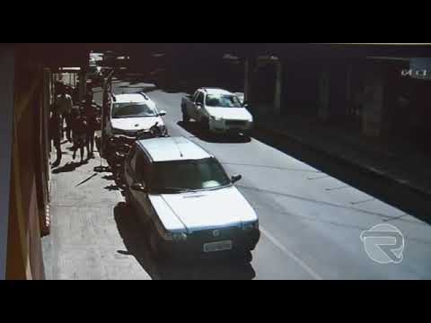 Batida envolvendo três veículos no centro de Nova Resende. Veja o Video: