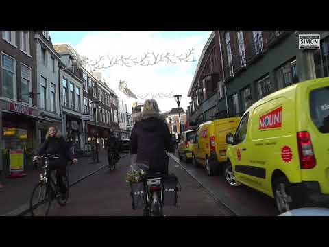 Een blokje om met de fiets door het centrum van Leeuwarden op 22 januari 2021.