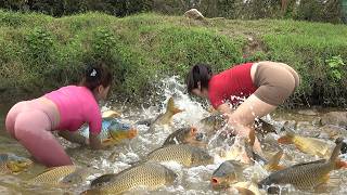 How To Catch Big Fish: Unique Fishing Technique, Fishing Method Draining Wild Lake to Catch Big Fish