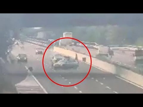 Piacenza, si schianta a tutta velocità contro volante della polizia: il video dell’incidente