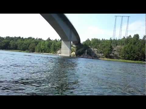 I båt under Farstabron