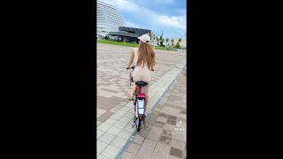【TikTokまとめ】Tバックが透けていることに気づかずサイクリング