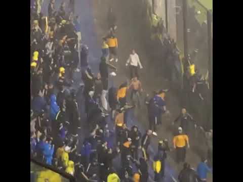 "BOCA - hinchas cantando y bailando bajo la lluvia (esto es Boca)" Barra: La 12 &bull; Club: Boca Juniors
